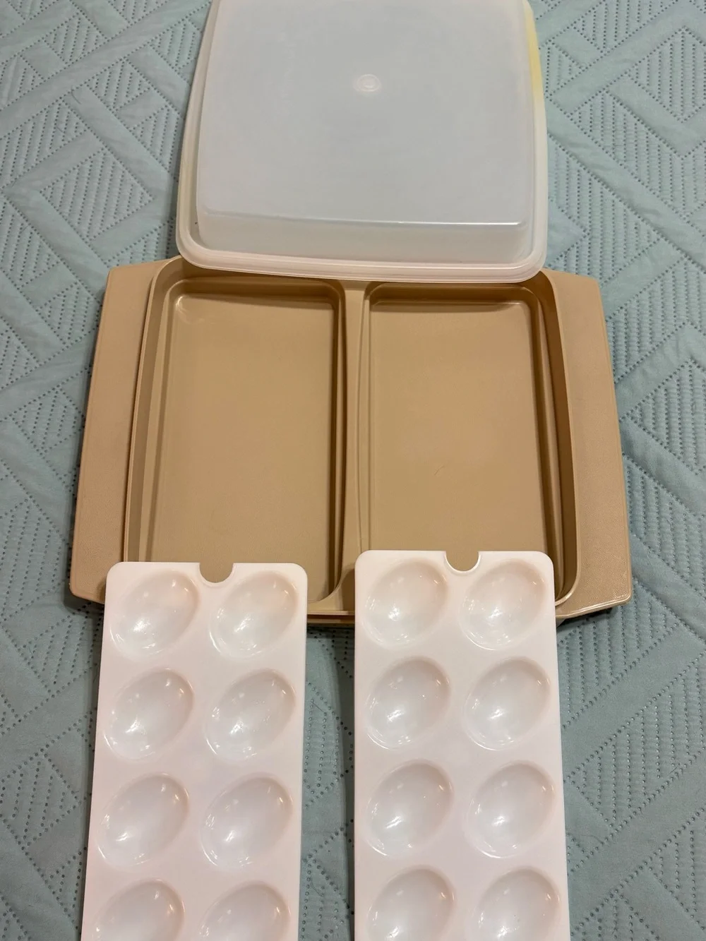 Vintage Tupperware Deviled Egg Keeper (Model 723-3) Almond/Tan 16 Egg Capacity